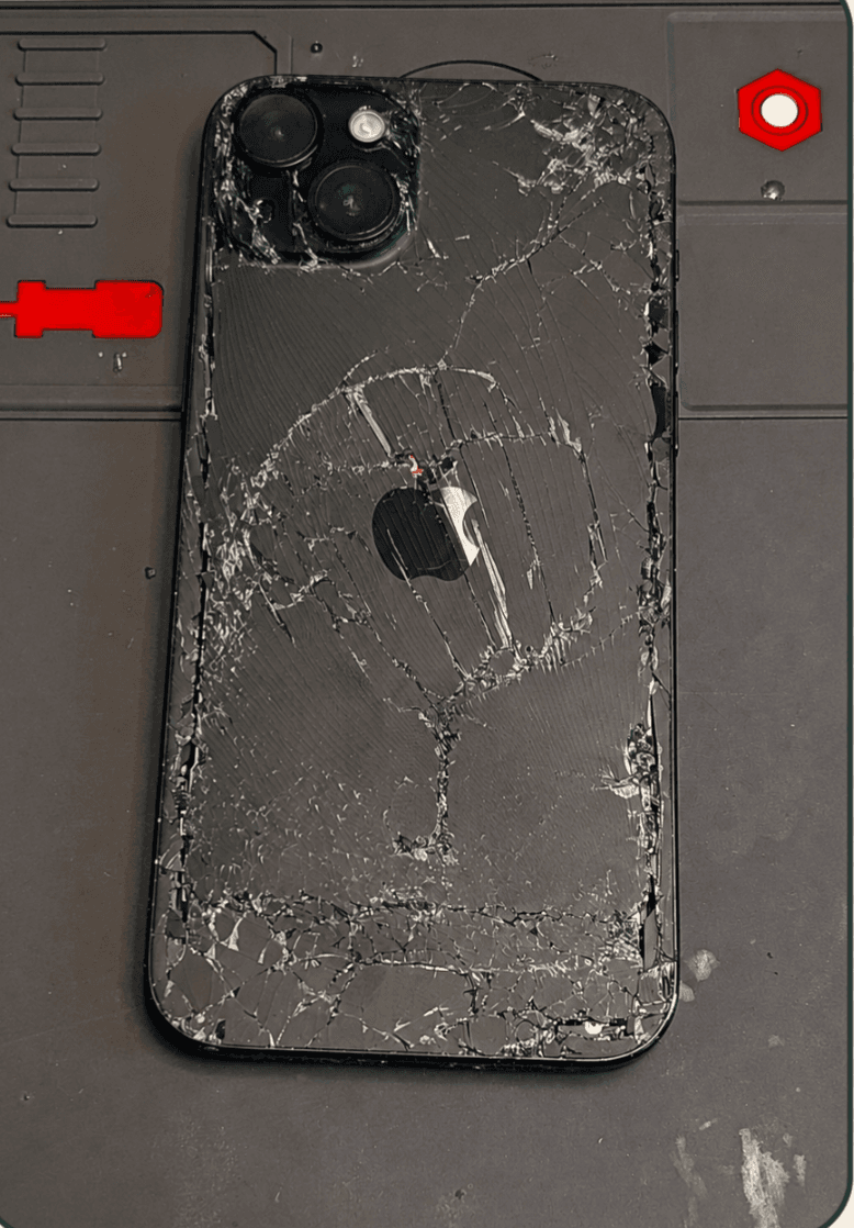 Before: iPhone 15 Plus – Bakglass og batteribytte
