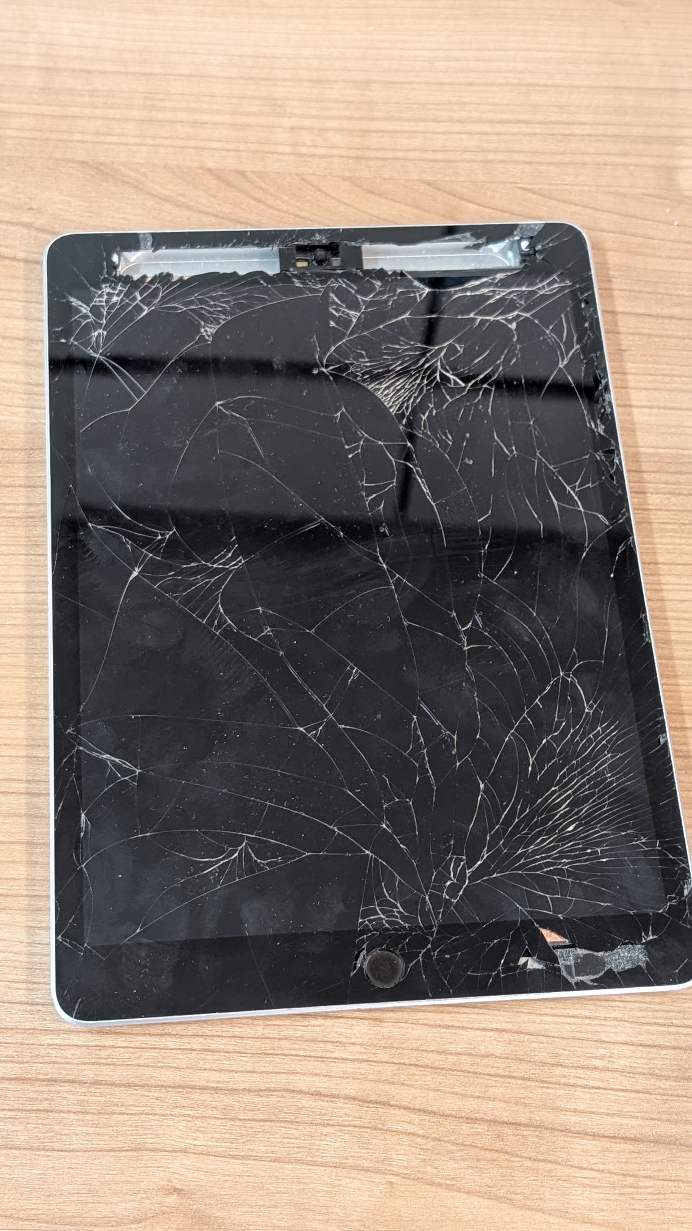 Før: iPad 8 – Skjermbytte med original skjerm