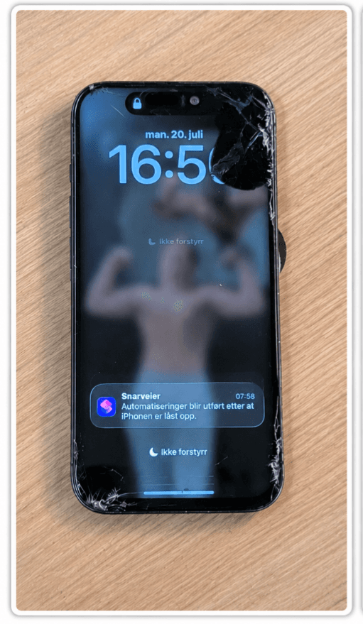 Before: iPhone 15 Pro – Skjerm- og bakglassreparasjon